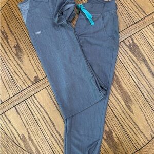 Figs Zamora Jogger scrub pants (XSP) + Figs Catarina top (XS) - Graphite